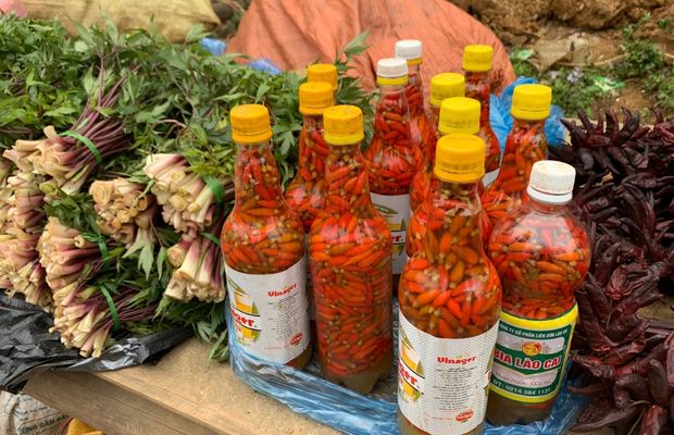 Visiting Can Cau Market, the unique culture of ethnic minorities in Si ...