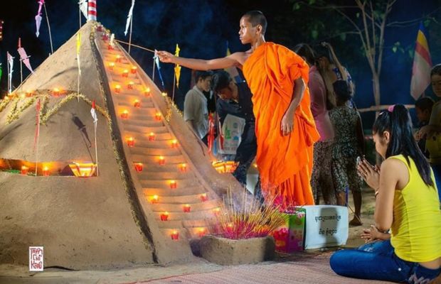 Building sandy mountains in the Chol Chnam Thmay Festival