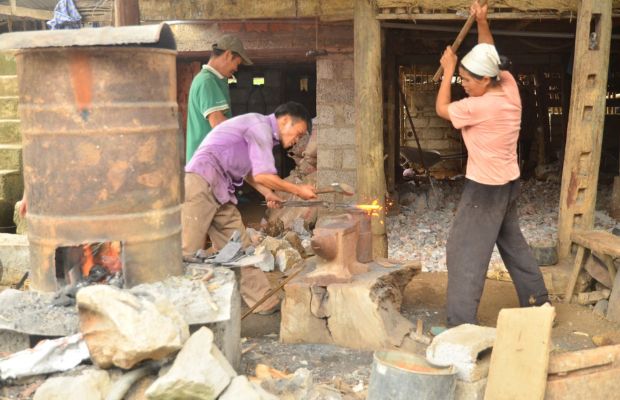 Blacksmith in the Phuc Sen blacksmithing village