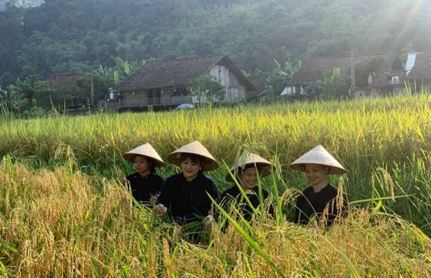 Local women in the Giuong Village