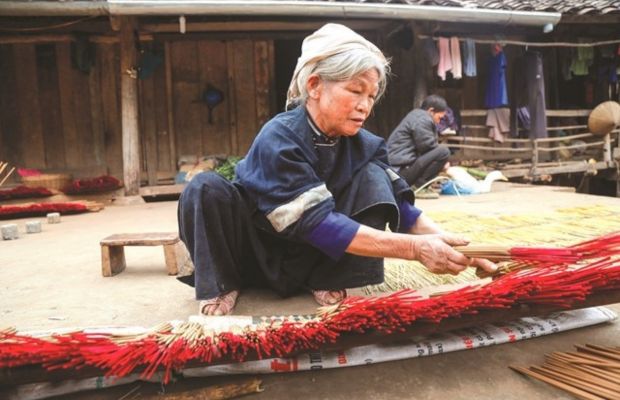 Making incense in Cao Bang