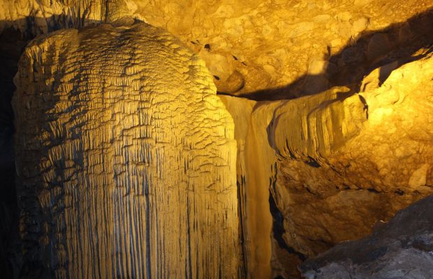 Nguom Ngao Cave