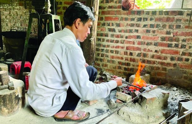 Silver carving in Cao Bang