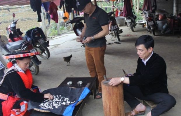 Silver carving in Cao Bang