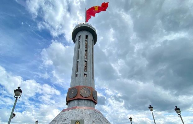 Lung Cu flag pole