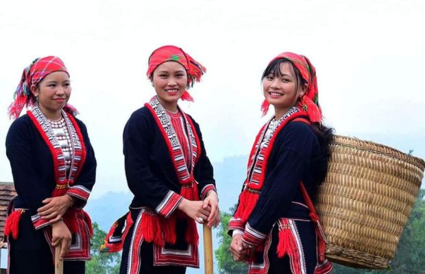Red Dao women in Nam Hong Hoang Su Phi