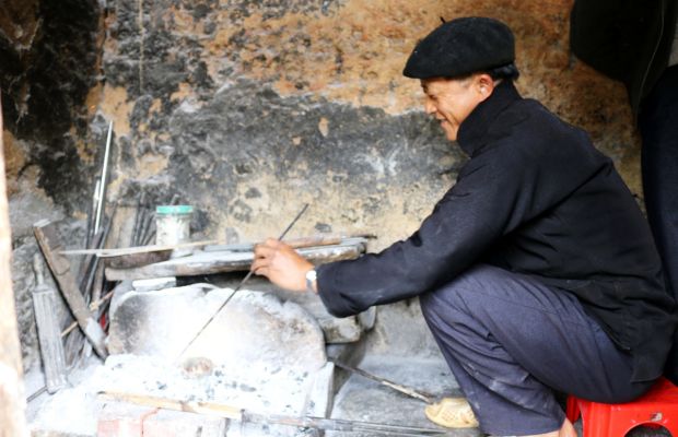 Silver carving in Lao Xa Village