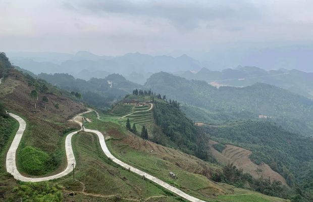 The winding road to Quan Ba Heaven's Gate