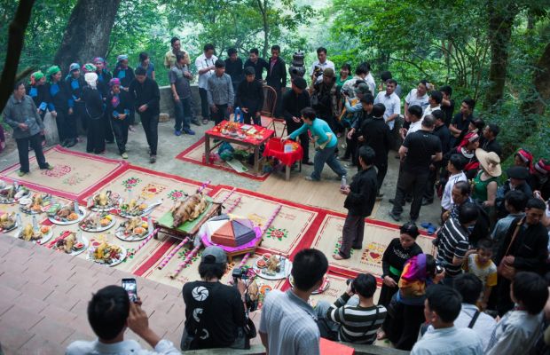 Worship activities in the Khau Vai Love Market