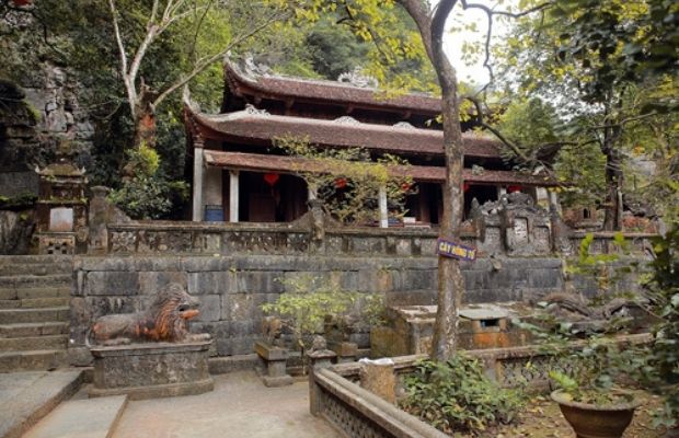 A peaceful atmosphere in front of Ha Pagoda