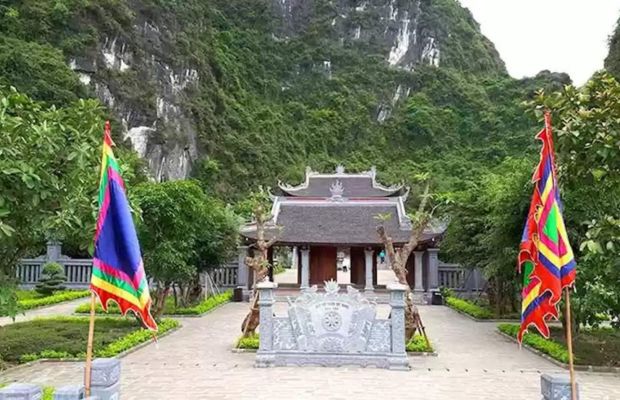 Suoi Tien Temple in Trang An