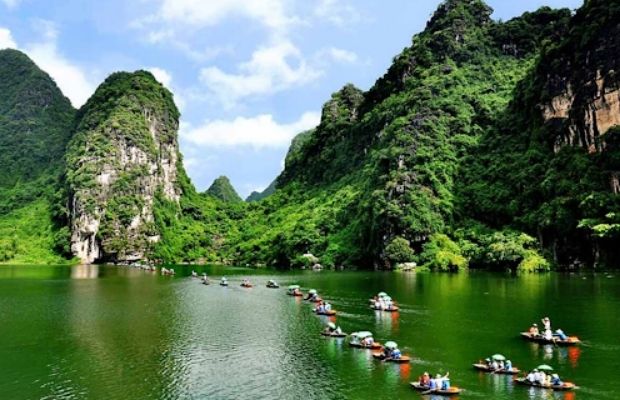 A series of paddle boats flowing in Trang An Complex