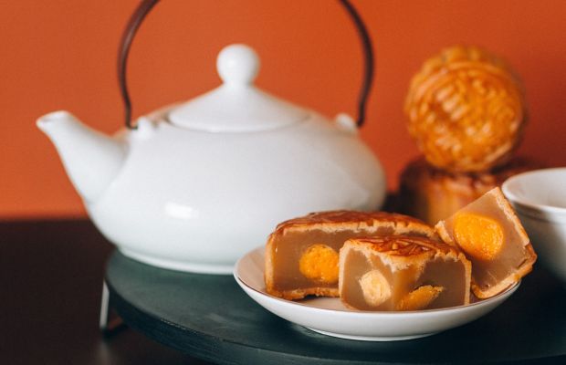 Enjoying mooncakes in the Mid-Autumn Festival in Vietnam