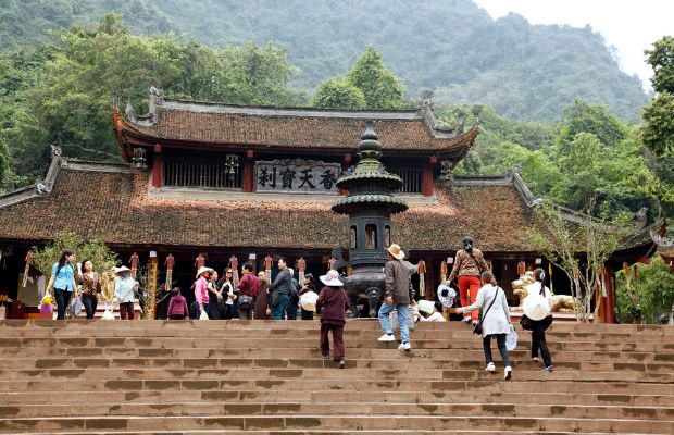 Local people in Thien Tru Pagoda, Hanoi