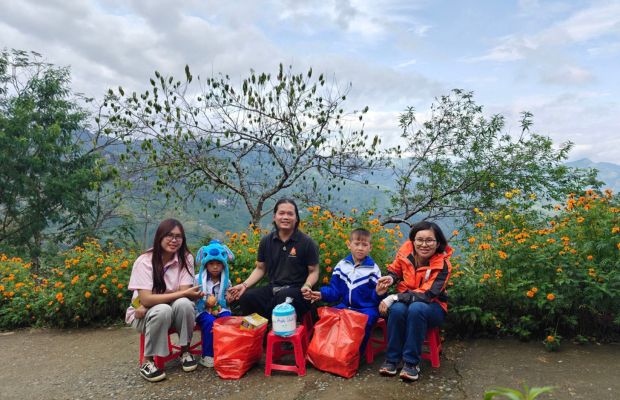 Meeting children in Bac Kan