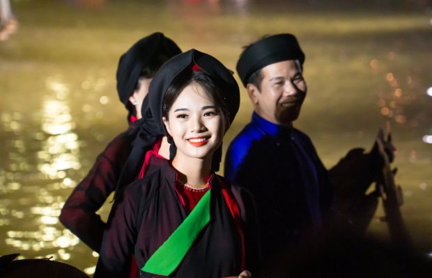 Performing Bac Ninh folk songs