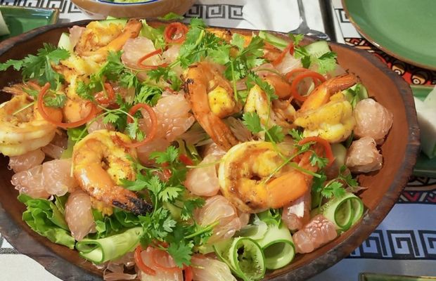 Pomelo salad and shrimp burn with rum