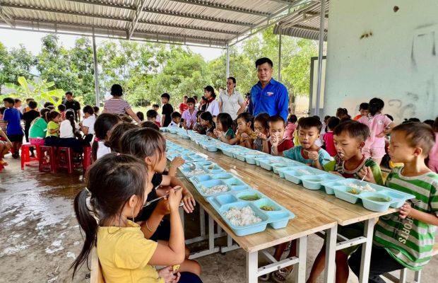 Providing lunch for children in the mountainous regions of Vietnam