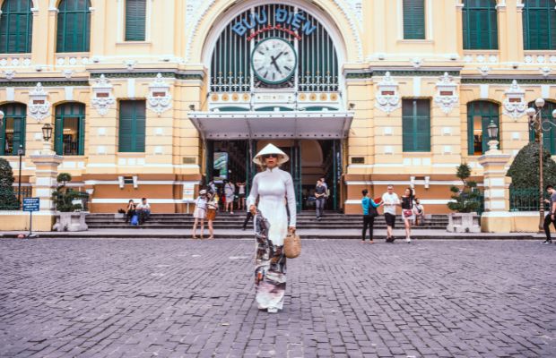 Foreign tourist wears Vietnamese Ao Dai