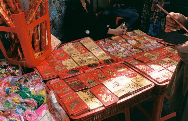 Buying red envelope for the Tet holiday